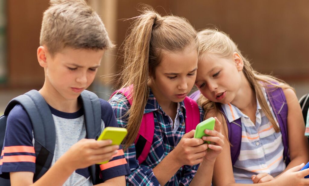 കുട്ടികൾക്ക് ഇനി സോഷ്യൽ മീഡിയ വേണ്ട! യുകെയിൽ നിരോധനം ഉടൻ; പ്രഭുസഭയുടെ പച്ചക്കൊടി.