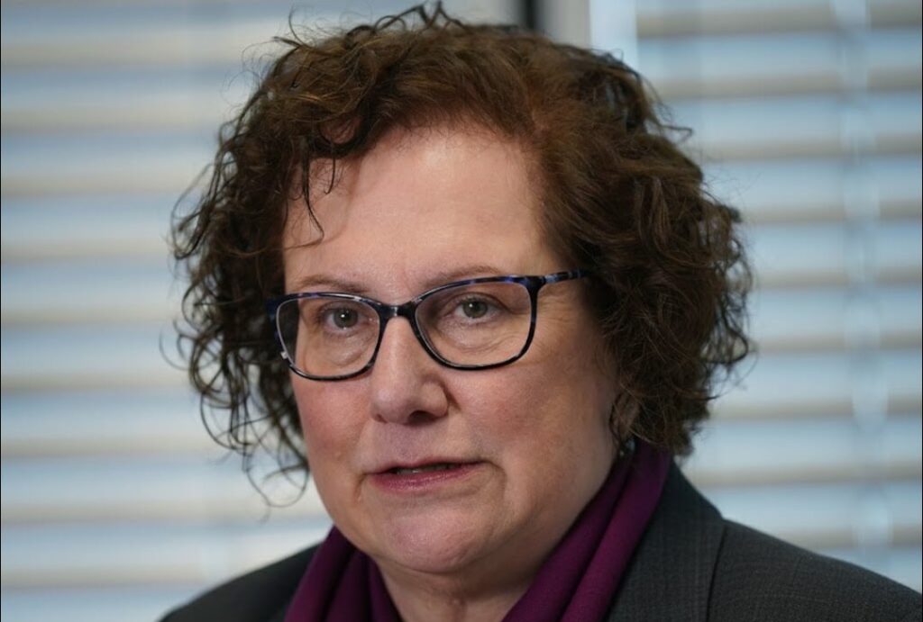 സോഷ്യൽ മീഡിയ കുട്ടികളെ തെറ്റിദ്ധരിപ്പിക്കുന്നു; ലിംഗമാറ്റ ചികിത്സയിൽ മുന്നറിയിപ്പുമായി ഡോ. ഹിലരി കാസ്.