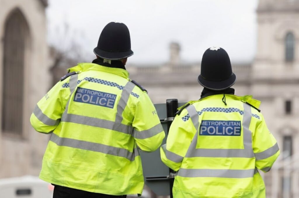 പോലീസുകാരെ കുടുക്കാൻ AI; ലണ്ടൻ മെട്രോപൊളിറ്റൻ പോലീസും പാലാന്റിറും തമ്മിലുള്ള കരാർ വിവാദത്തിൽ.
