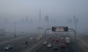 യുഎഇ മഞ്ഞിൽ പൊതിയുന്നു; ദൃശ്യപരിധി കുറയുന്നു, ഡ്രൈവർമാർക്ക് ജാഗ്രതാ നിർദ്ദേശം.