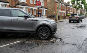 ബ്രിട്ടനിലെ റോഡുകൾ തകരാൻ കാരണം ഭാരമേറിയ വാഹനങ്ങൾ; എസ്‌യുവികൾക്കെതിരെ ശാസ്ത്രജ്ഞർ.